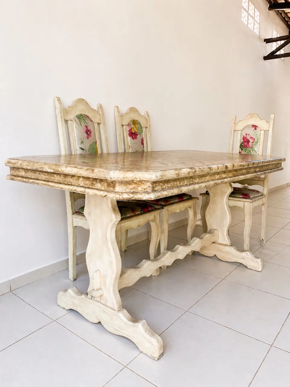 Mesa de madeira amarela com 6 cadeiras - Foto 4