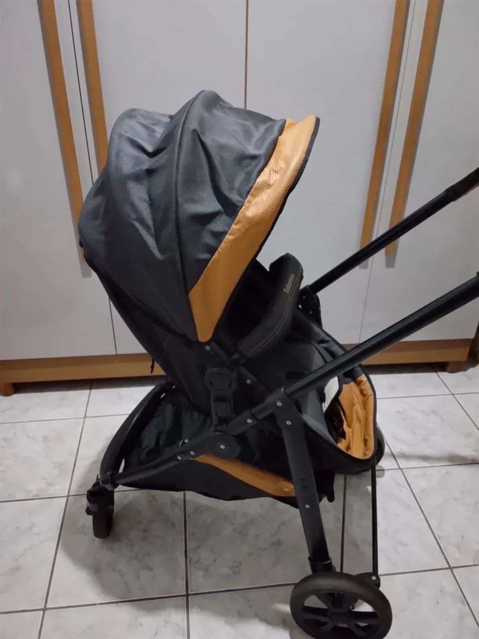 Carrinho de bebê com bebê conforto 