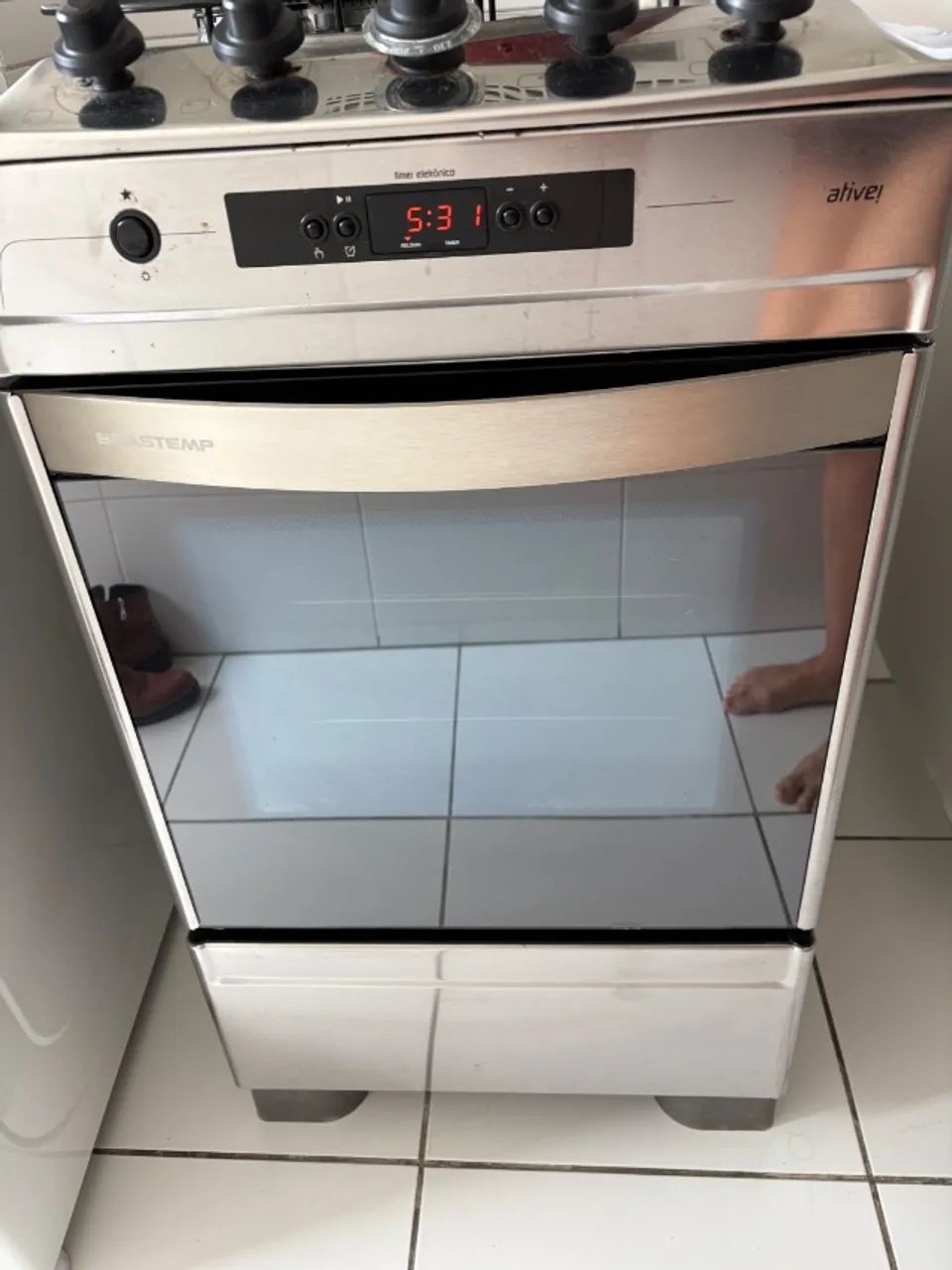 Fogão Brastemp 4 bocas acabamento em inox forno com duas prateleiras