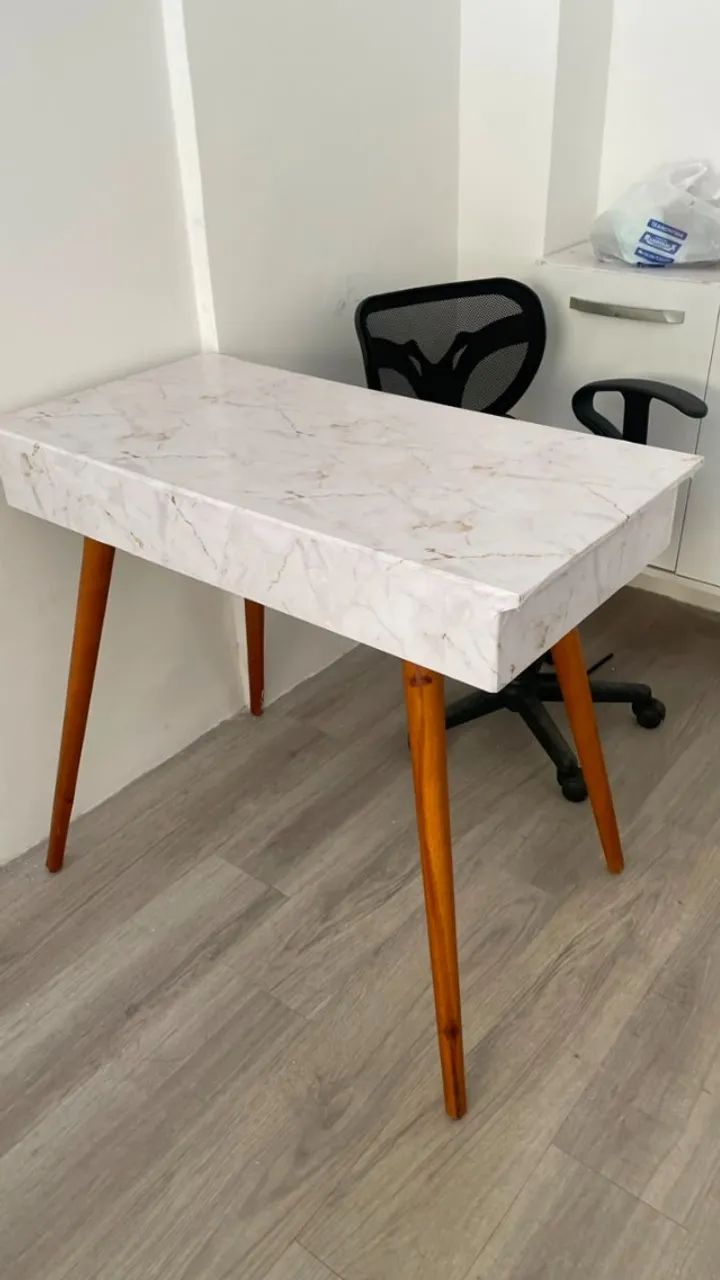 Mesa escrivaninha com gaveta e tampo marmorizado