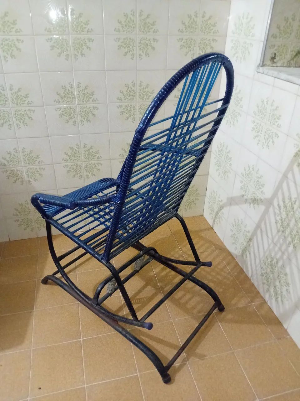 Vendo cadeira de balanço de ferro - Foto 3