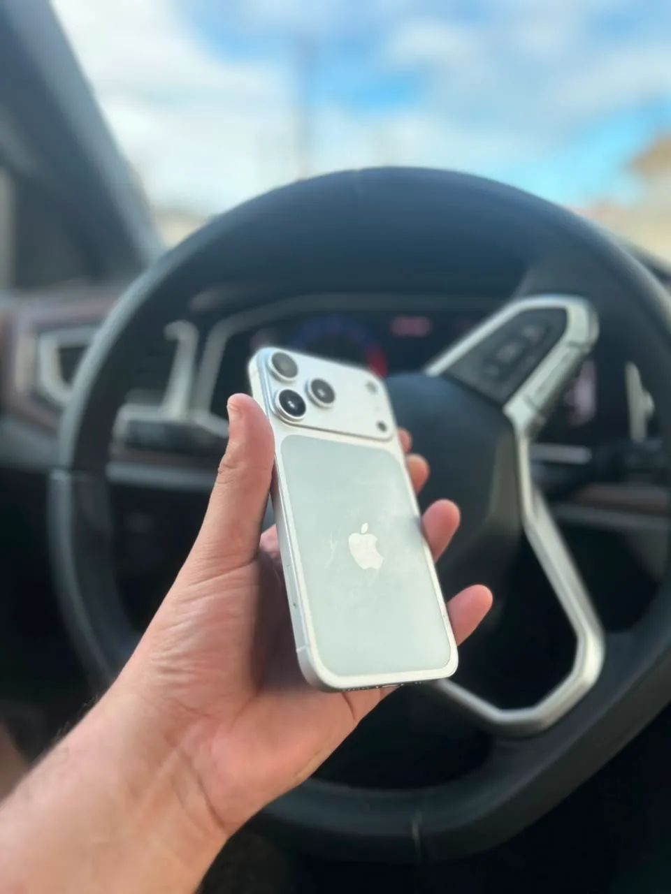 iPhone XR na carga do 17 Pro 