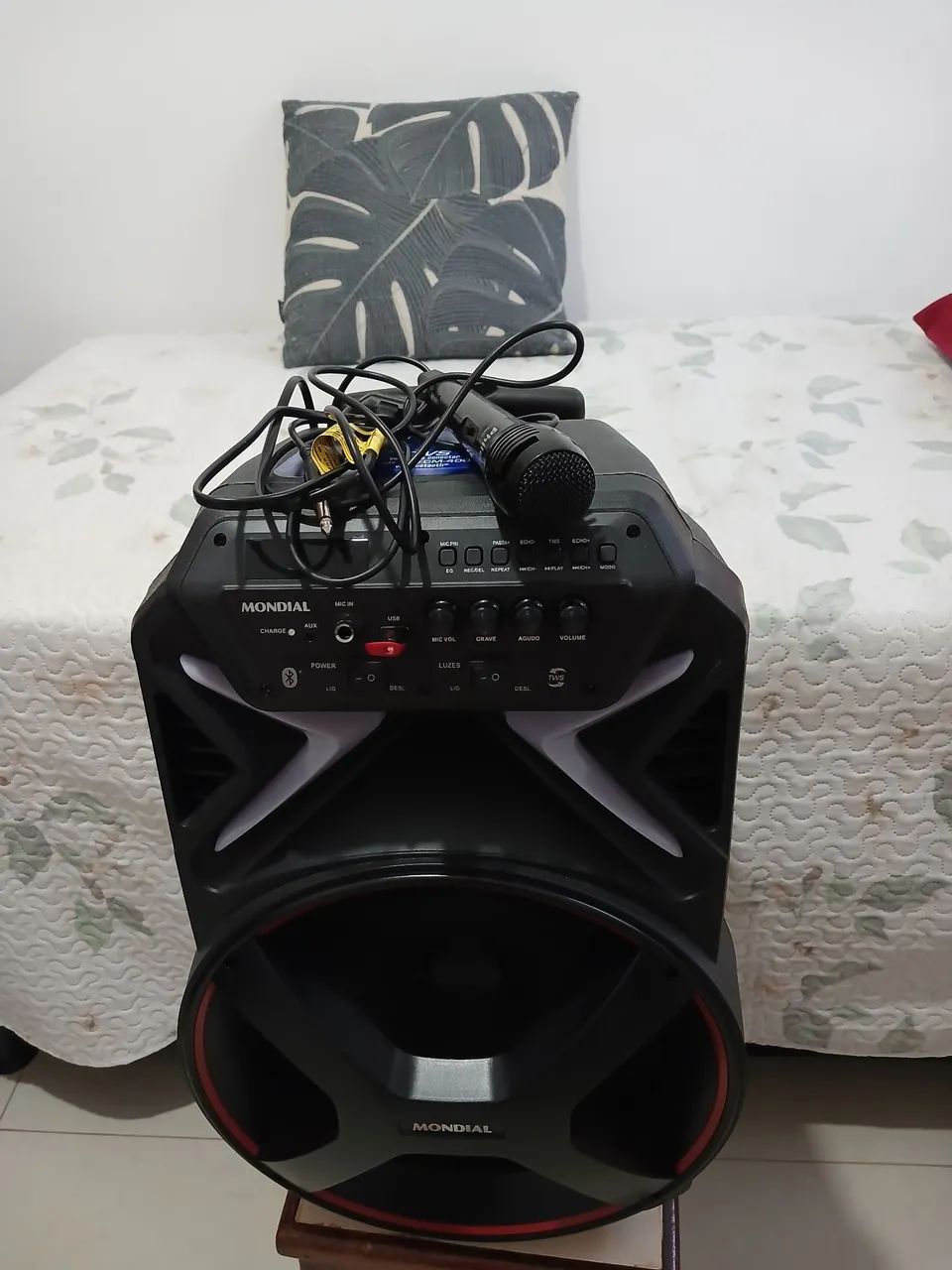 Aparelho de som com microfone. 