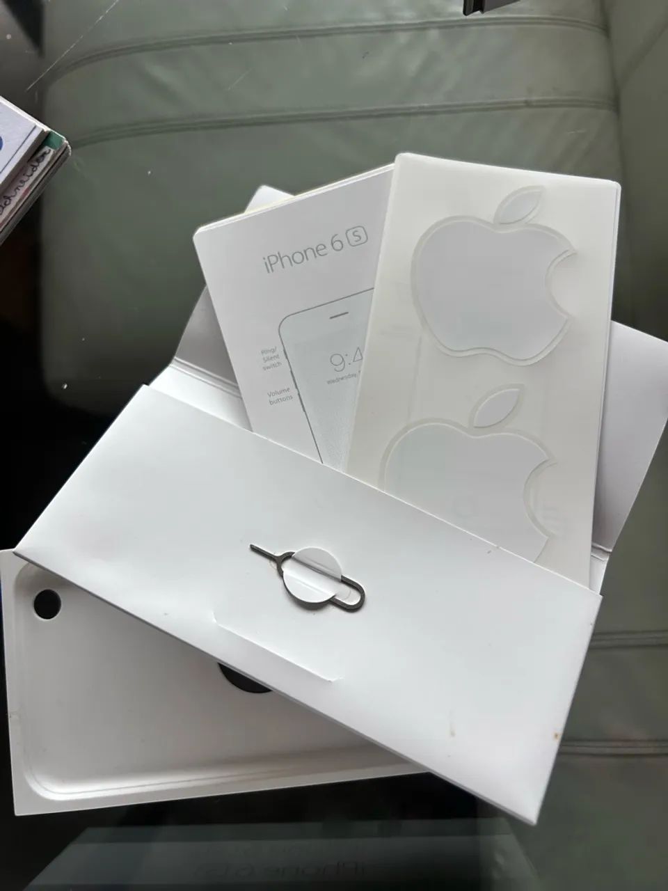 Caixa para IPhone 6s com plug e adesivos originais e chave  - Foto 2