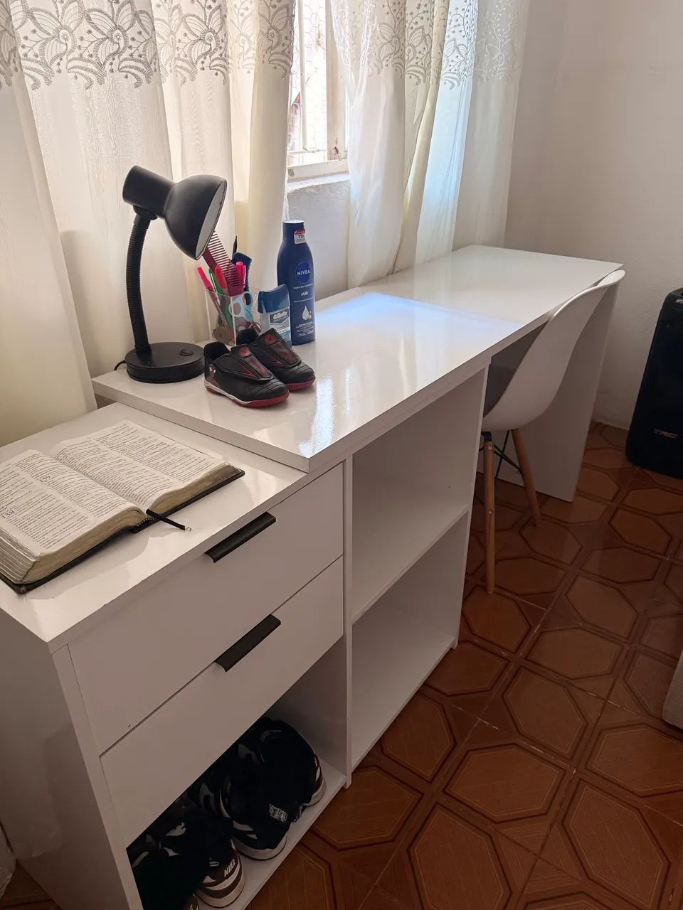 Vende-se escrivaninha para estudos/trabalho 