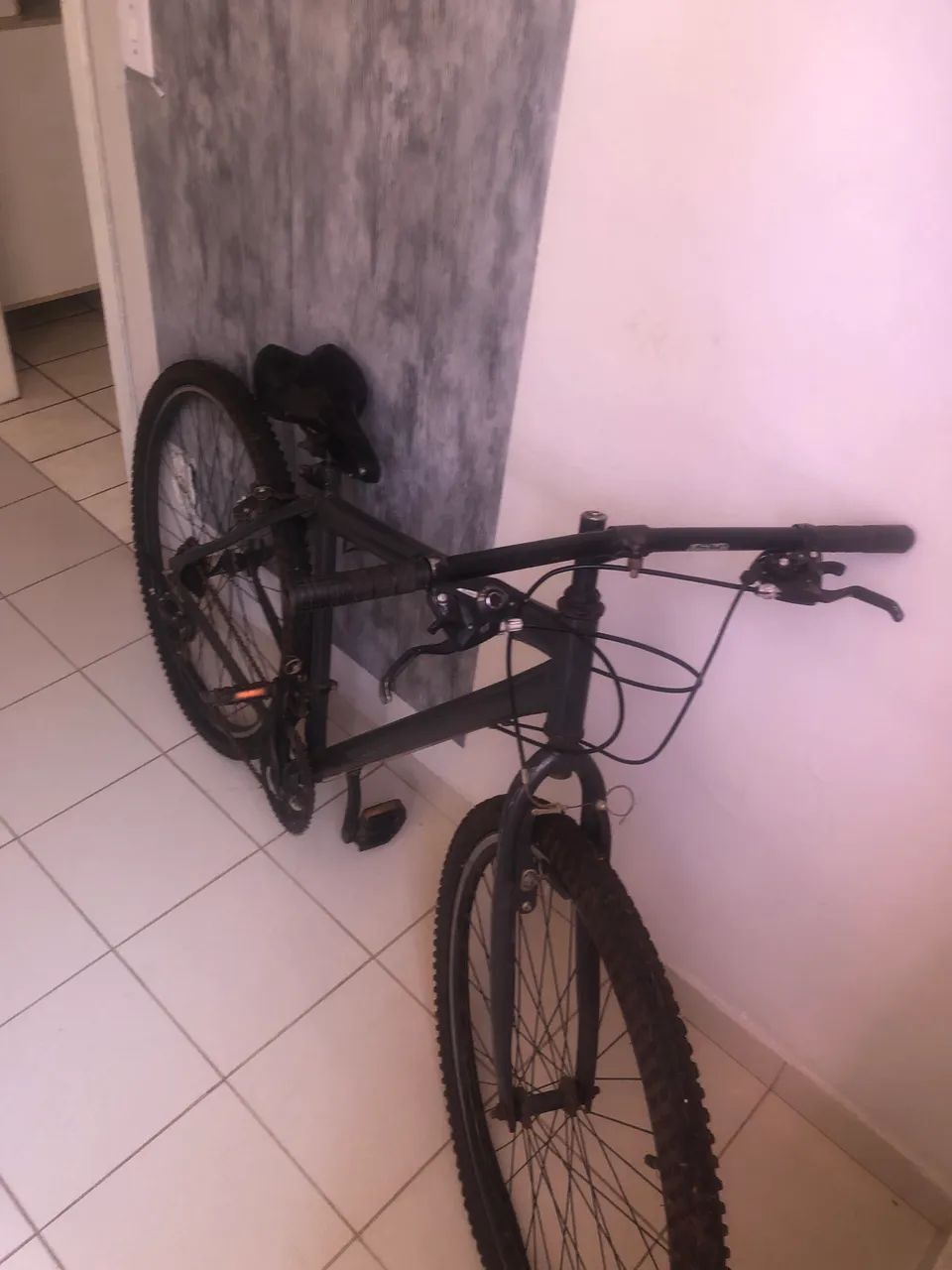 Bicicleta preta com defeito no cubo e no freio  - Foto 2