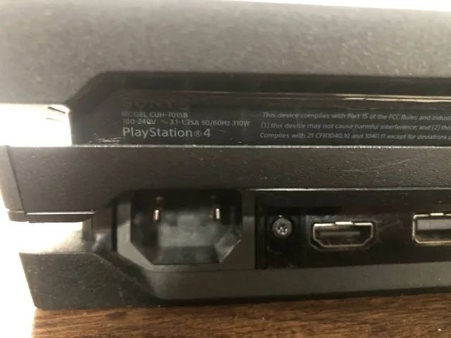 ps4 pro com dois controles - Foto 5