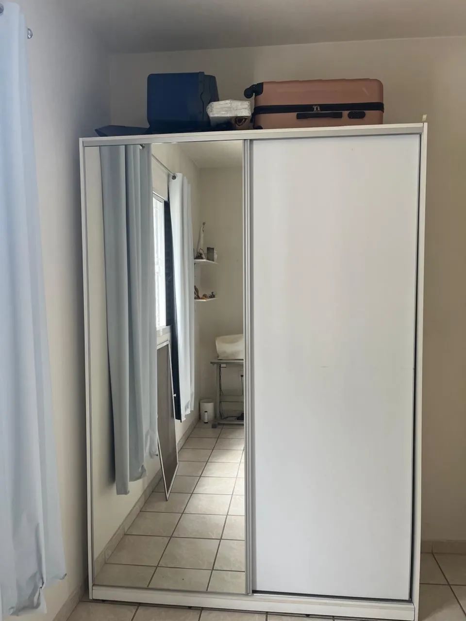 Guarda-Roupa Branco com Espelho e 4 Gavetas
