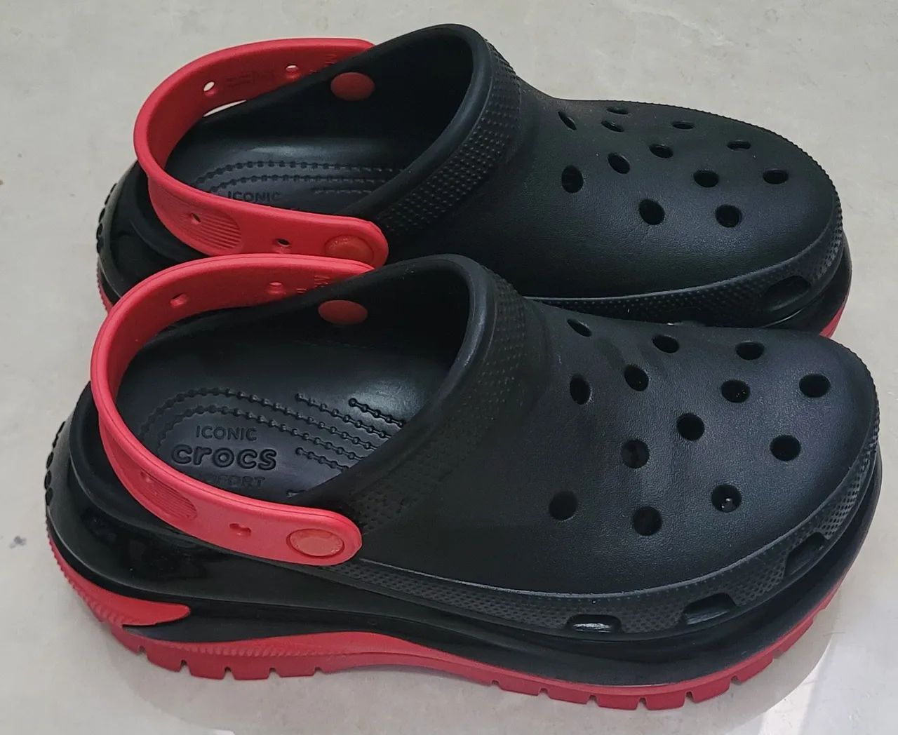 Crocs Classic Mega Crush Clog Black/varsity Red - Foto 4