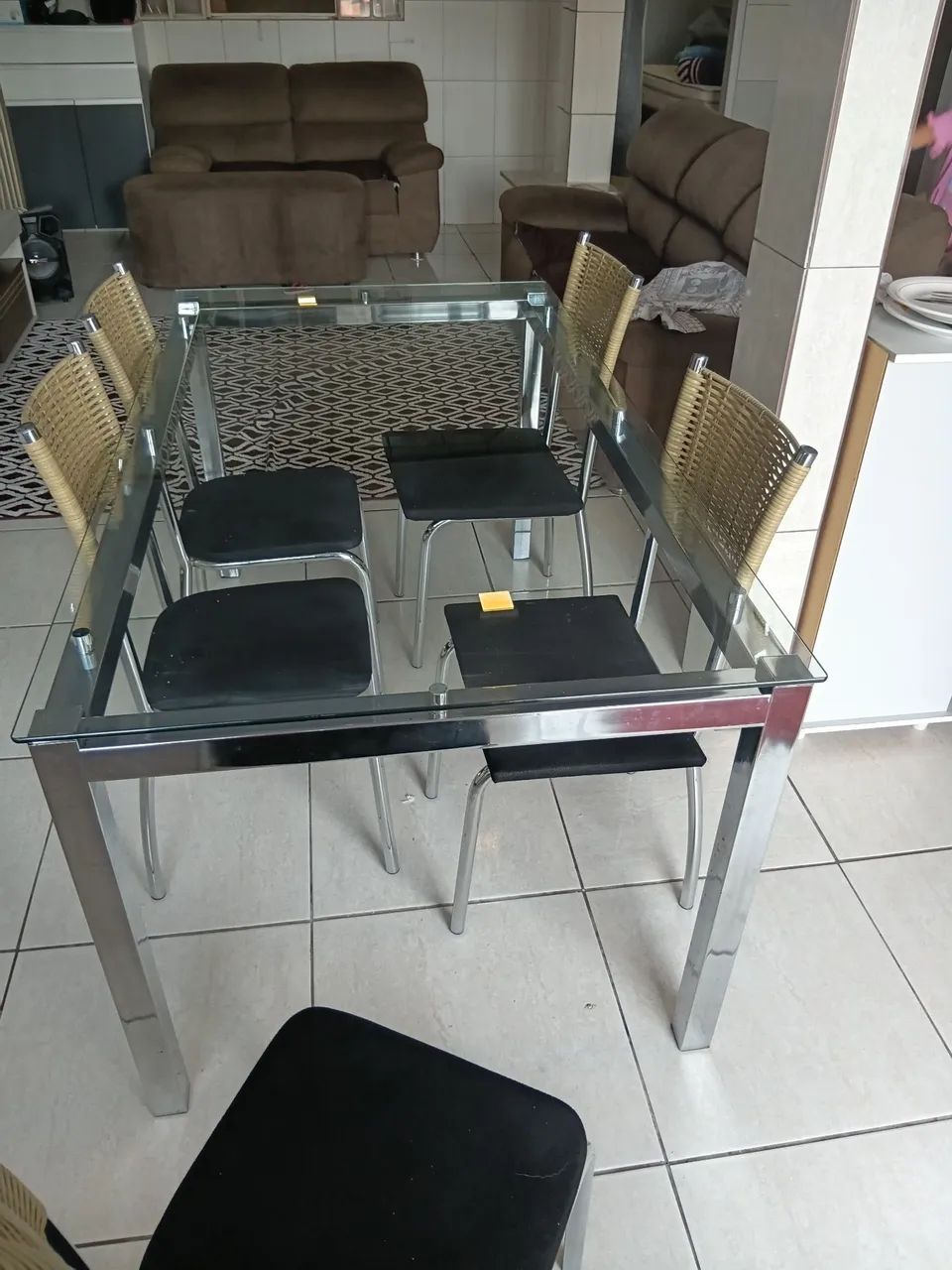 Mesa de vidro com 5 cadeiras 