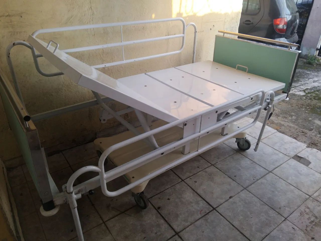 Cama hospitalar com 2 manivelas  - Foto 2