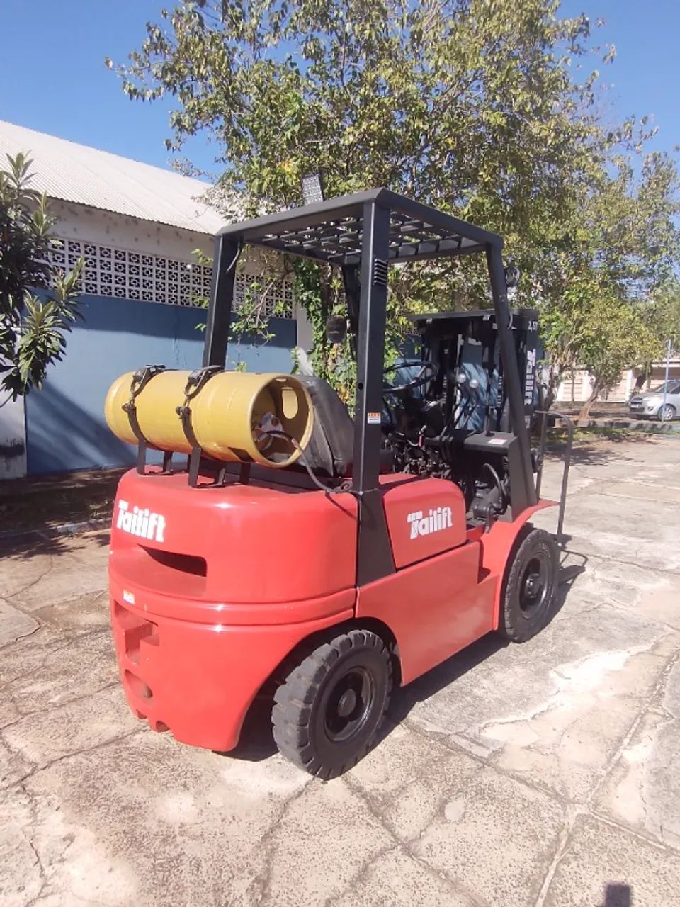 Empilhadeira Tailift 2,5T * Motor Nissan * Torre triplex  - Foto 3