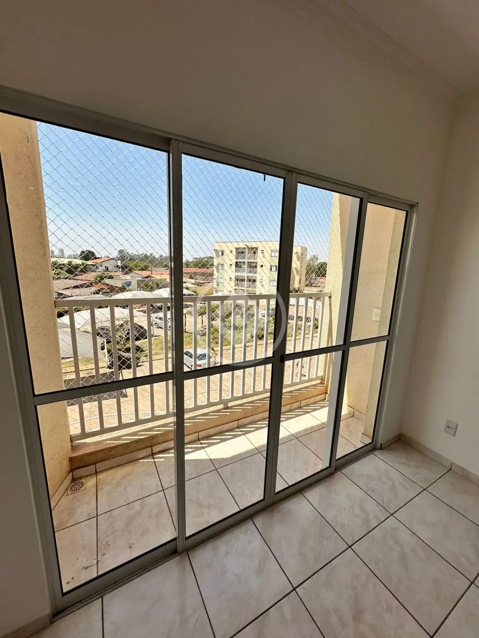 APARTAMENTO COM 2 QUARTOS SENDO 1 SUITE E VARANDA CONDOMINIO FECHADO COM AREA DE LAZER cod - Foto 4