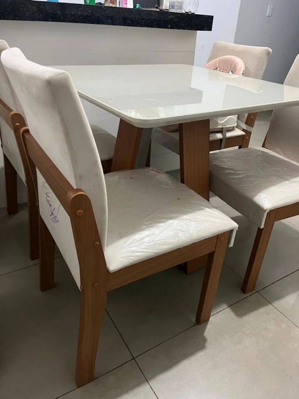 Mesa com 4 cadeiras 