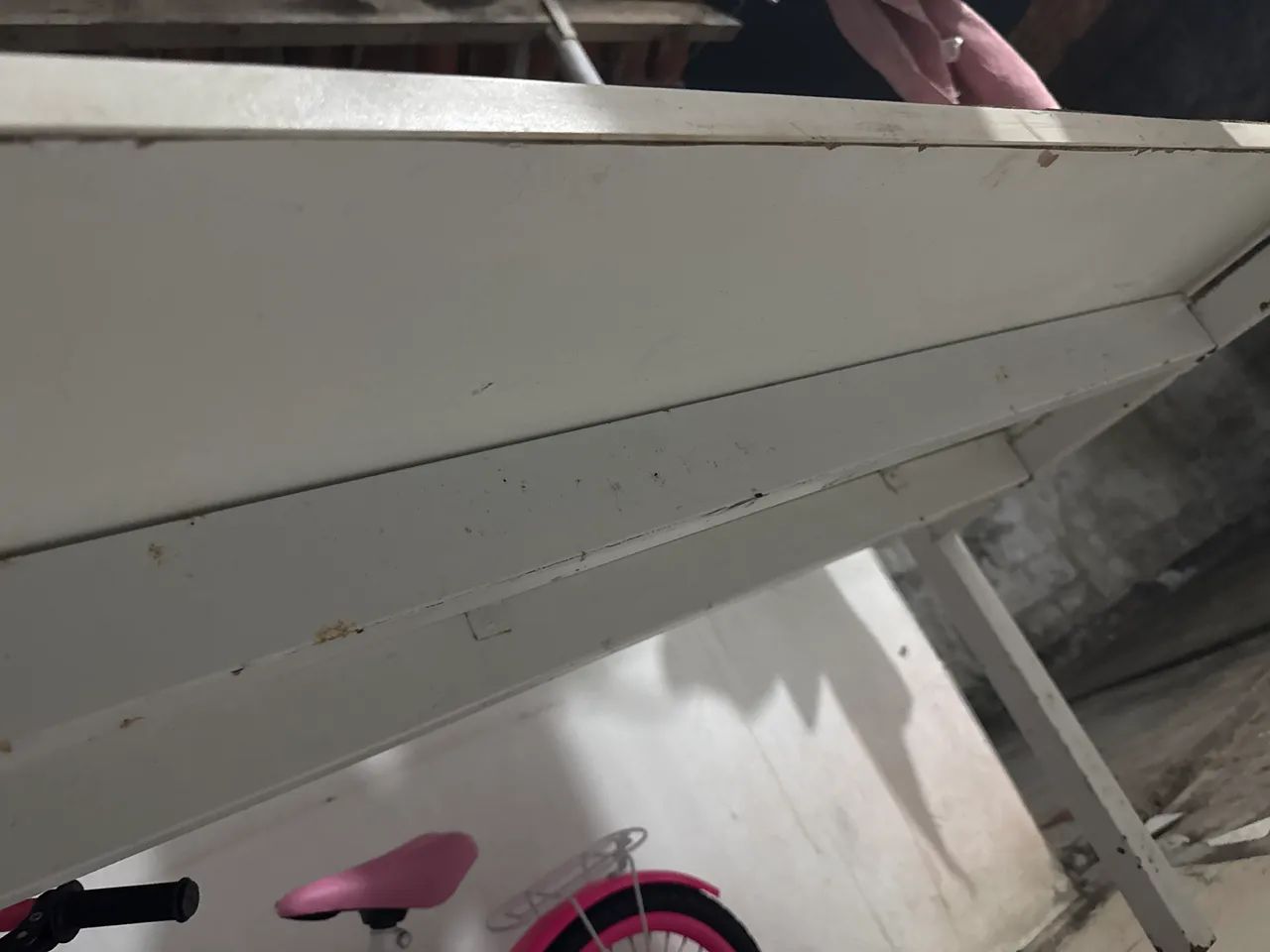 Mesa com pé de alumínio e madeira em cima e rodeie unhas - Foto 2