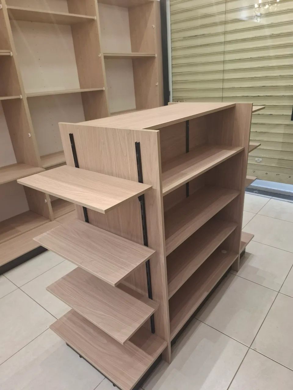 Ilha Expositora Central para Loja em MDF | Expositor Comercial com Prateleiras Reguláveis - Foto 3