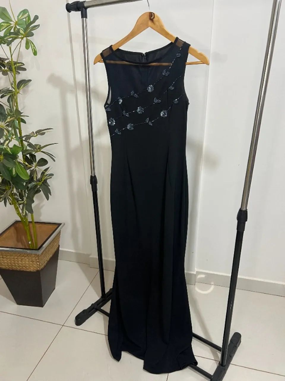 VESTIDO DE FESTA LONGO PRETO COM BORDADOS E TULE - CLÁSSICO E ELEGANTE
