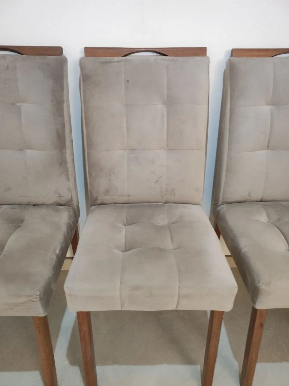 Conjunto cadeiras estofadas veludo e madeira maciça.