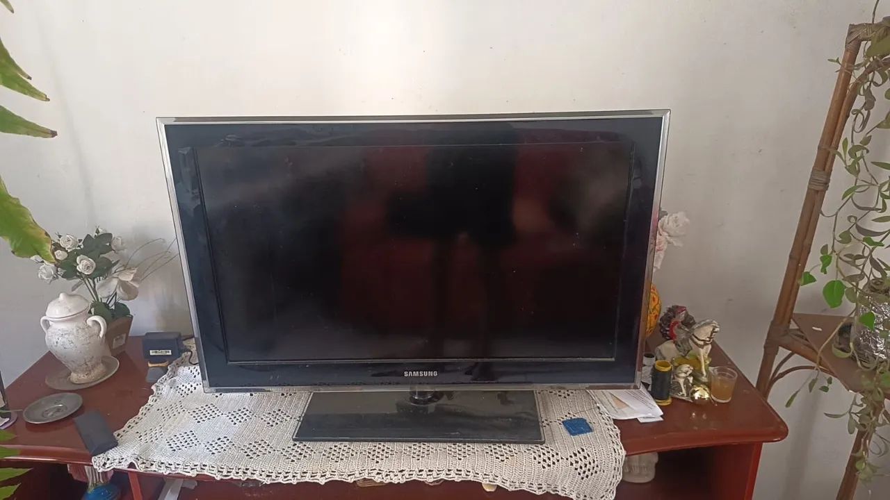 Televisão de 32 polegadas com de defeito (a tela fica toda esbranquiçada)