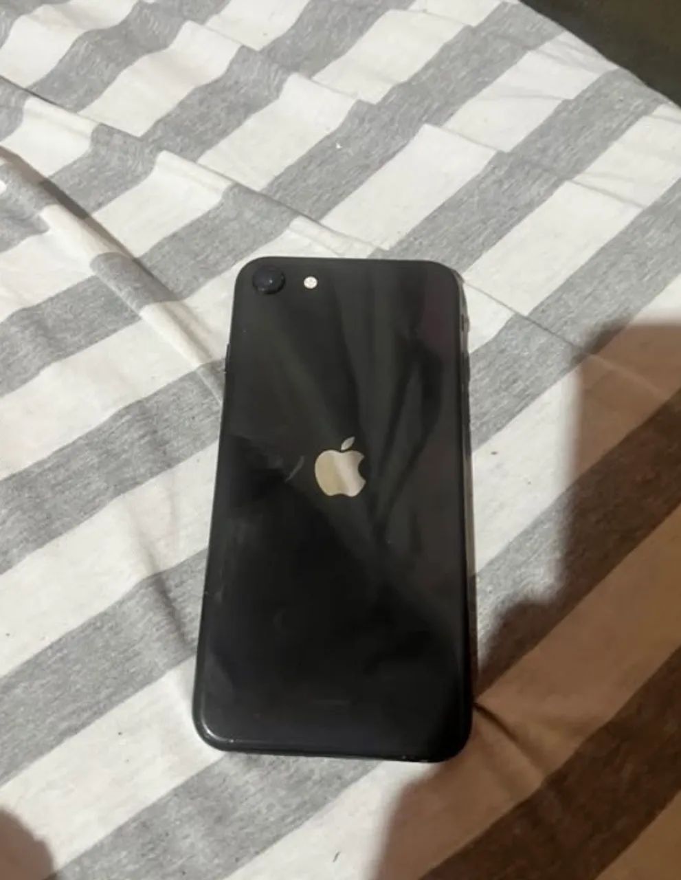 iPhone SE 2 com tela trincada 