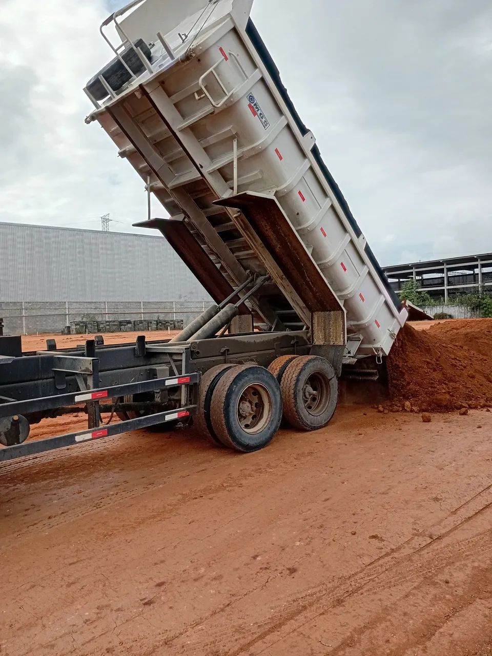Vende-se materiais como Areia, Piçarra e Aterro 12 m³ - Foto 3