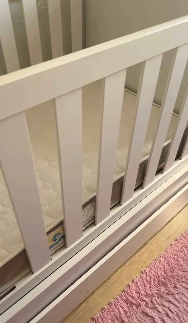 Berço com cama auxiliar e cômoda acoplada - Foto 3