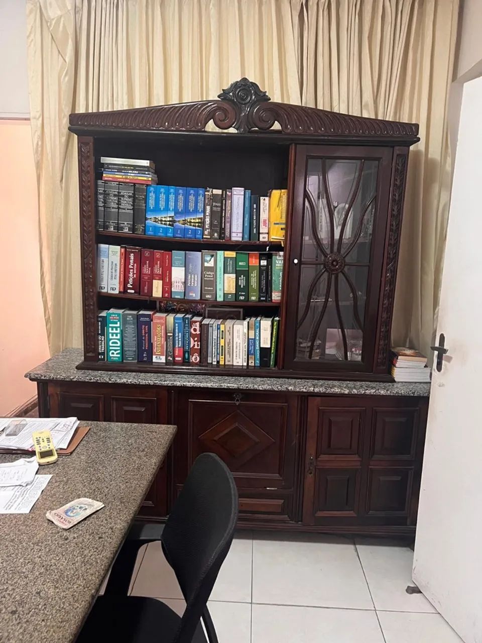 Armário  com a base de mármore 