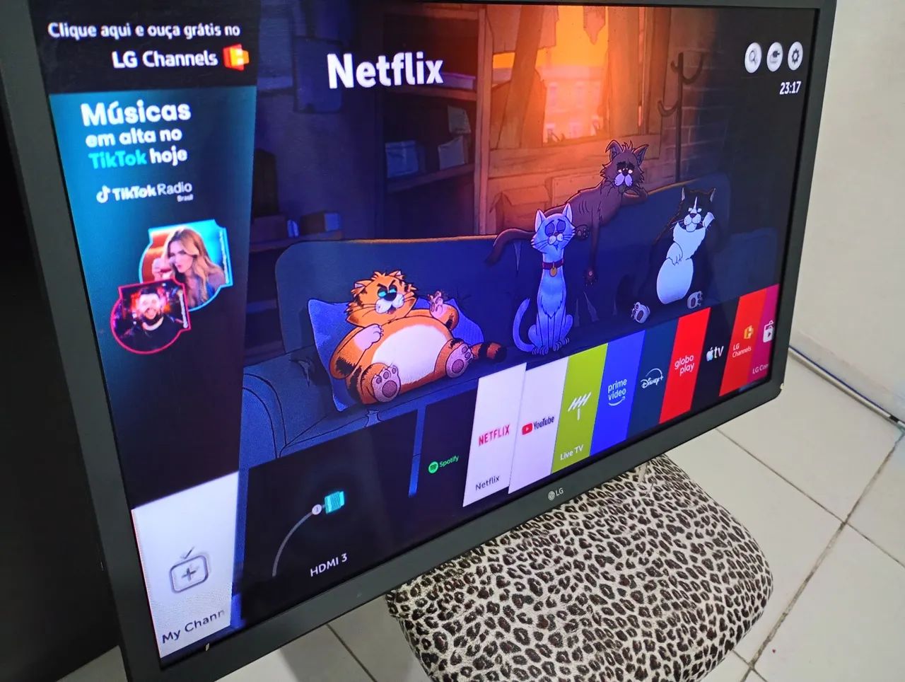 Vendo uma TV smart 32 polegadas com wi-fi Netflix YouTube Disney HBO  - Foto 3