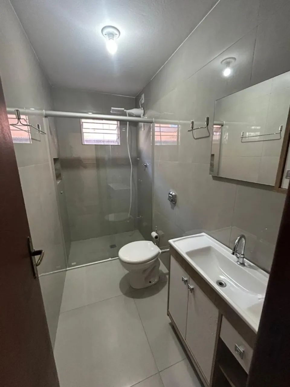 Casa para alugar, 3 quartos, 2 banheiros, amplo pátio e garagem - Foto 3