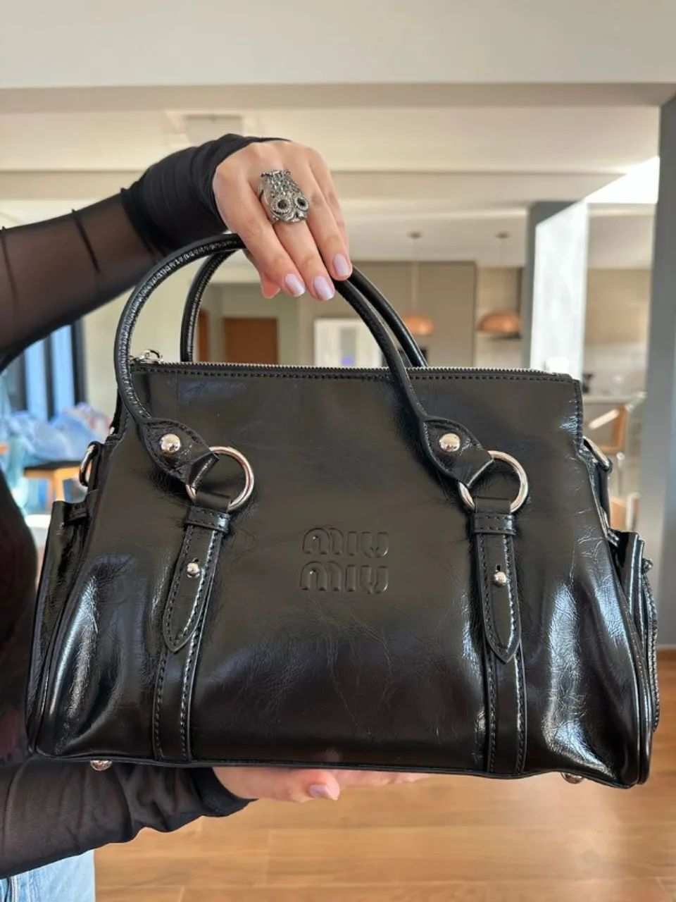 bolsa miu miu preta em couro de bezerro 100%, com acabamento sofisticado e logo gravado. p - Foto 4