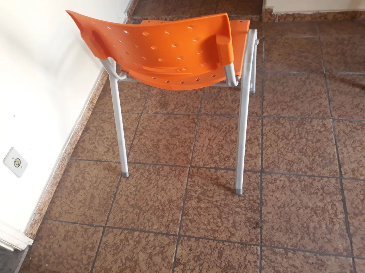 Vendo cadeiras de polietineno - Foto 2