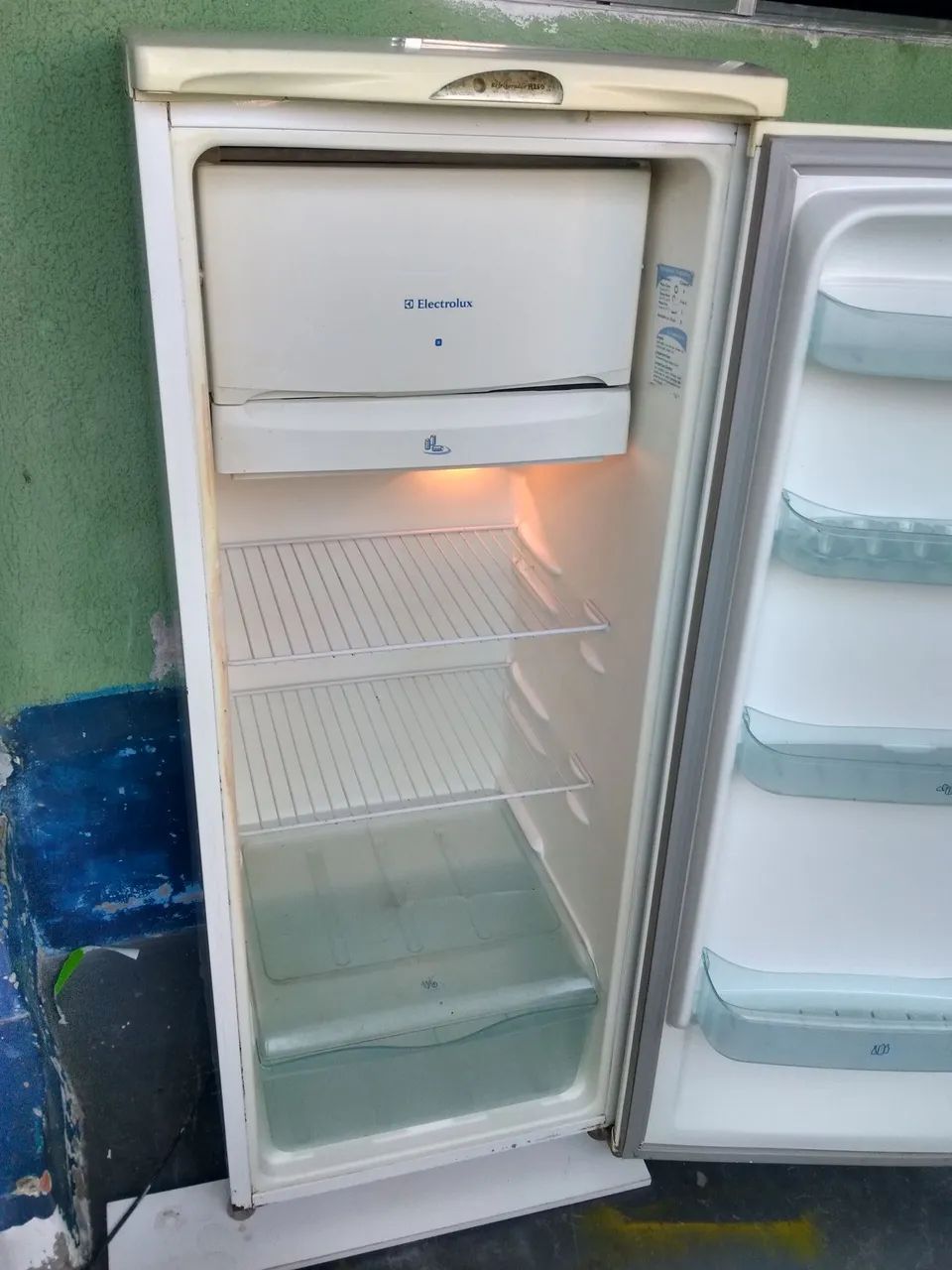 Vendo Geladeira Electrolux usada - Foto 2