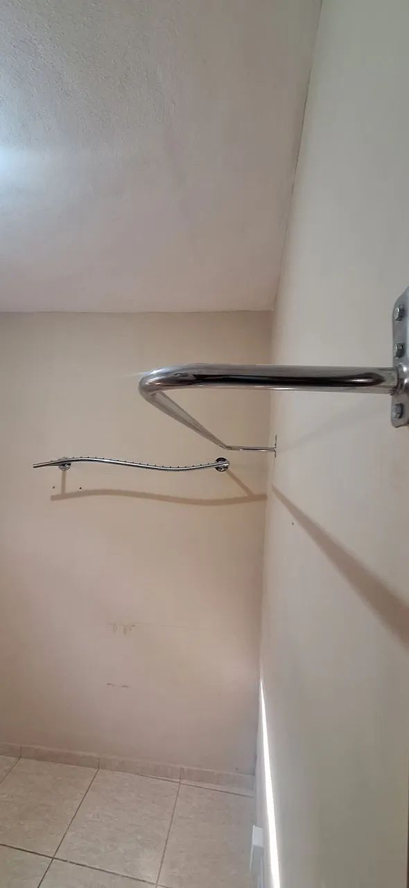 2 araras + trocador + manequim de brinde tudo por R$ 350,00 - Foto 2
