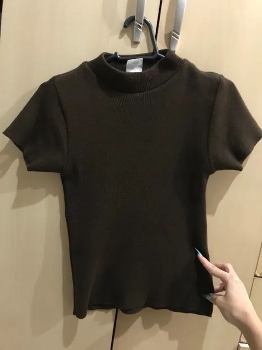 Blusa marrom de gola - Foto 2