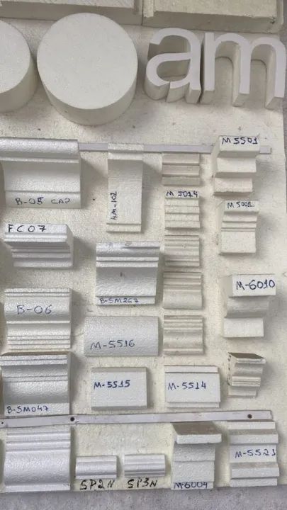 Temos Molduras e Revestimentos para telhas, forros em acartonado e EPS isopor.