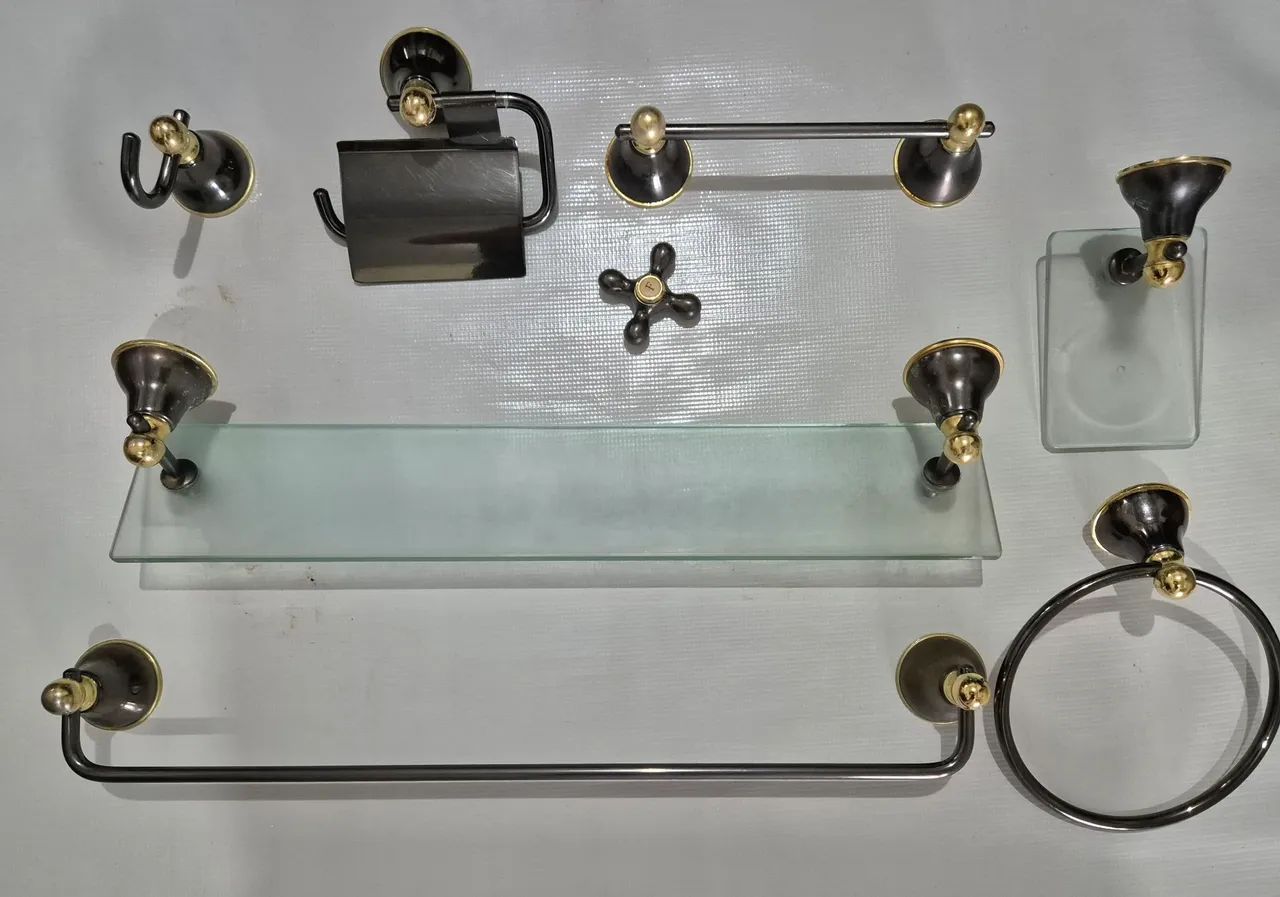 Acessórios para banheiro dourado e fume