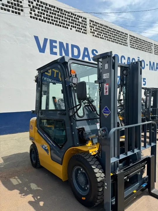 LOCAÇÃO DE EMPILHADEIRA CABINADA DE 2,5 TONELADAS - Foto 4