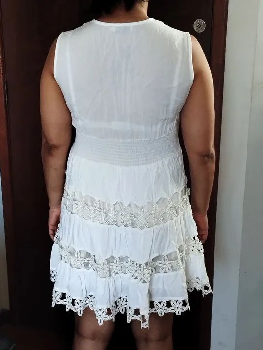 vestido branco curto solto sem mangas com renda boho white evasê - Foto 3