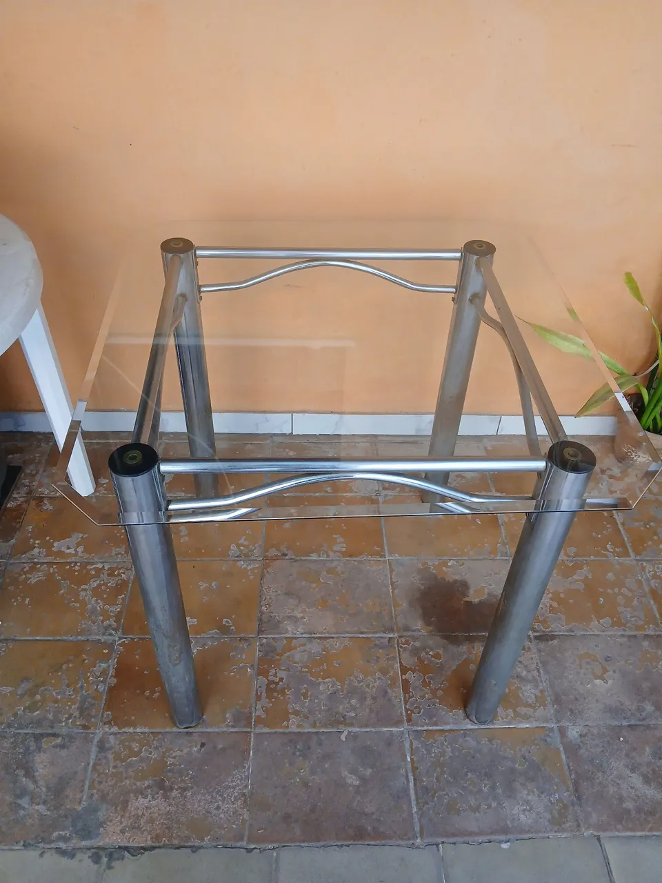 Mesa de vidro com estrutura metálica
