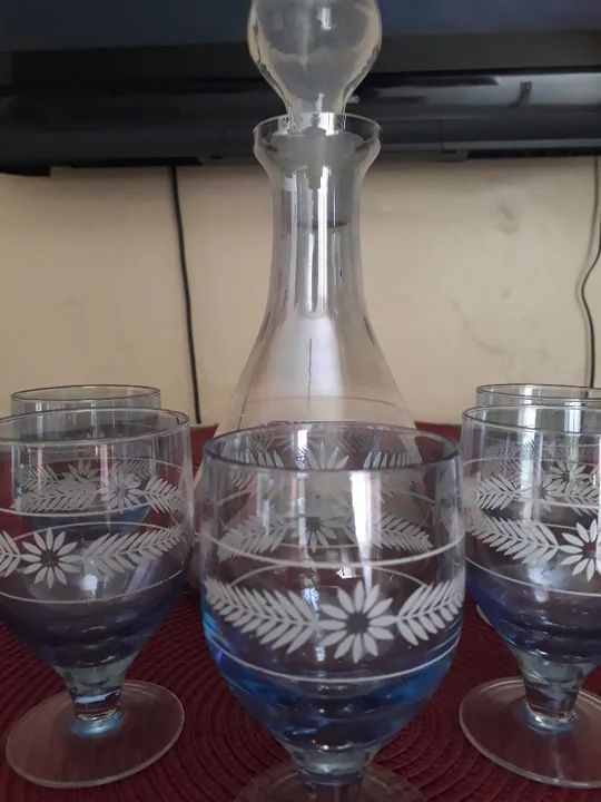 Conjunto Garrsfa com taças de cristal com detalhes em branco - Foto 4