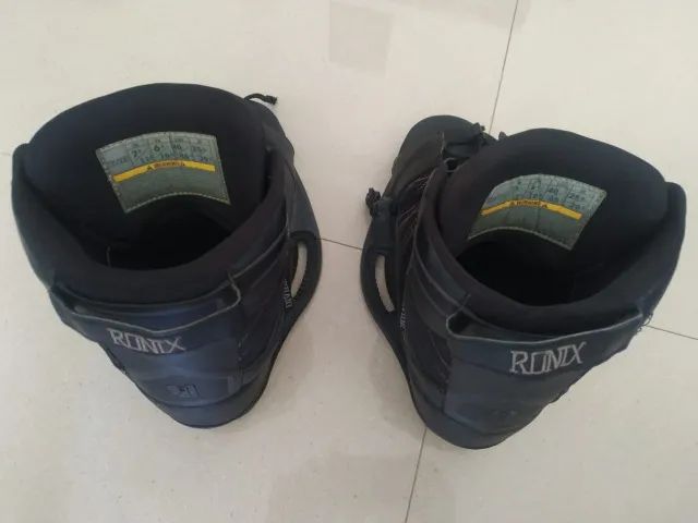 Wakeboard - prancha+botas marca RONIX tam. 139 - impecável - Foto 4