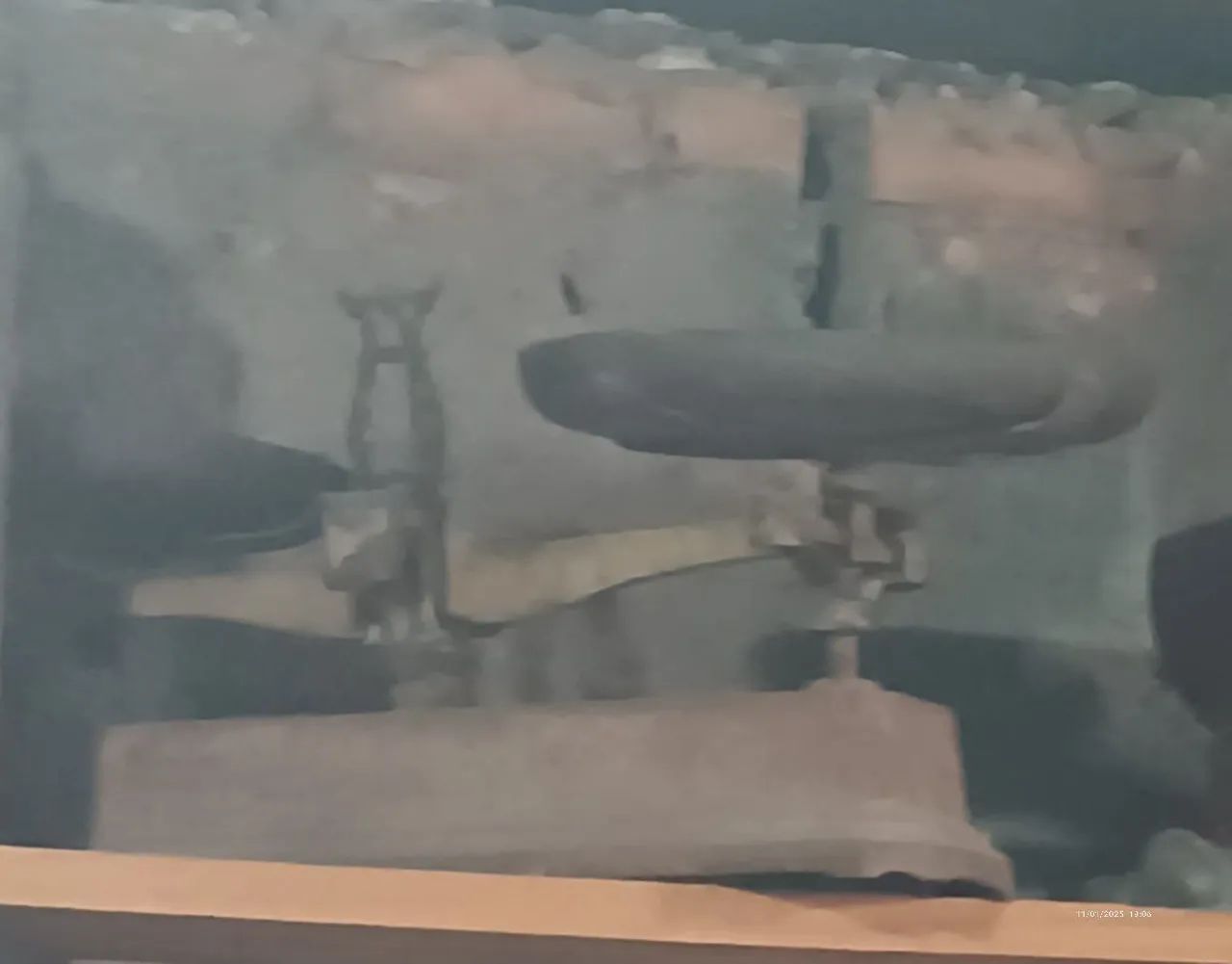 Balança antiga de ferro dois pratos