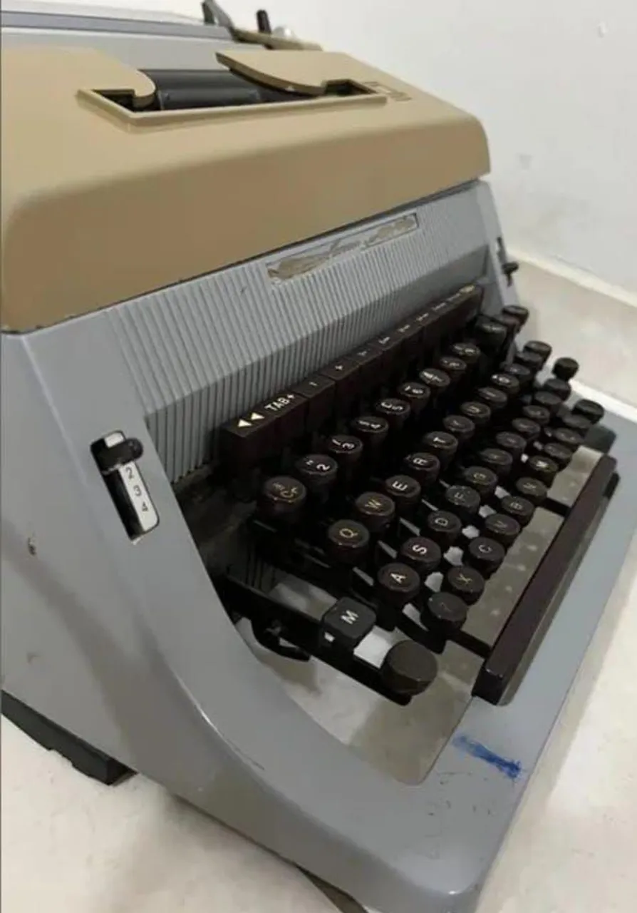 Máquina de escrever antiga Olivetti 