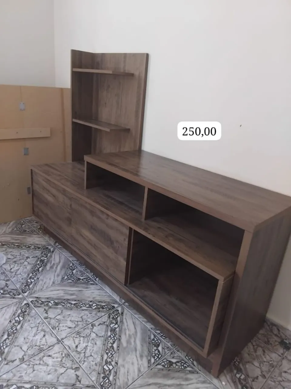 Rack TV Amadeirado com Prateleiras