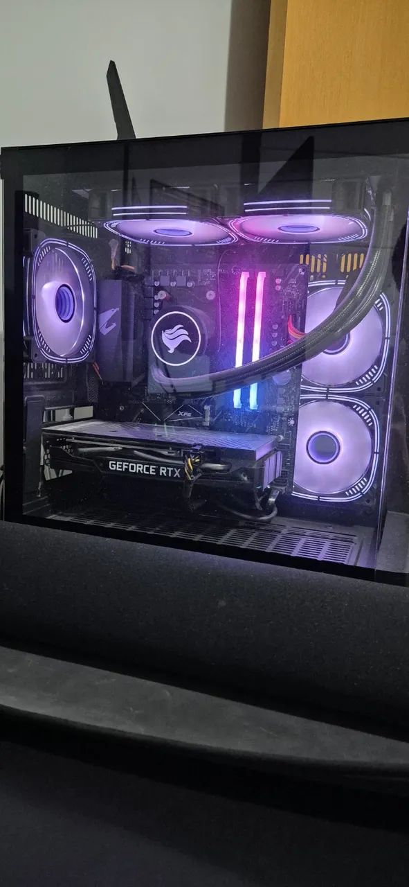 Gaming computer with two monitors64317908661505121