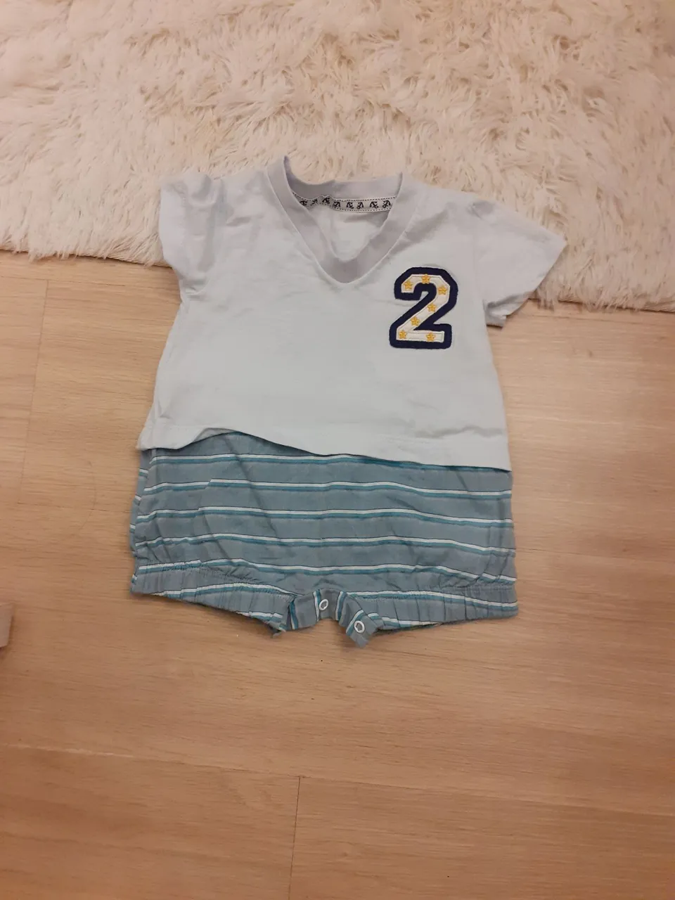 Macacão Infantil Azul e Branco com Número 2