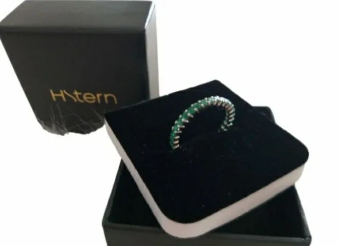 ALIANÇA INTEIRA DE ESMERALDAS, EM OURO BRANCO 18K 750, MARCA HSTERN. - Foto 5