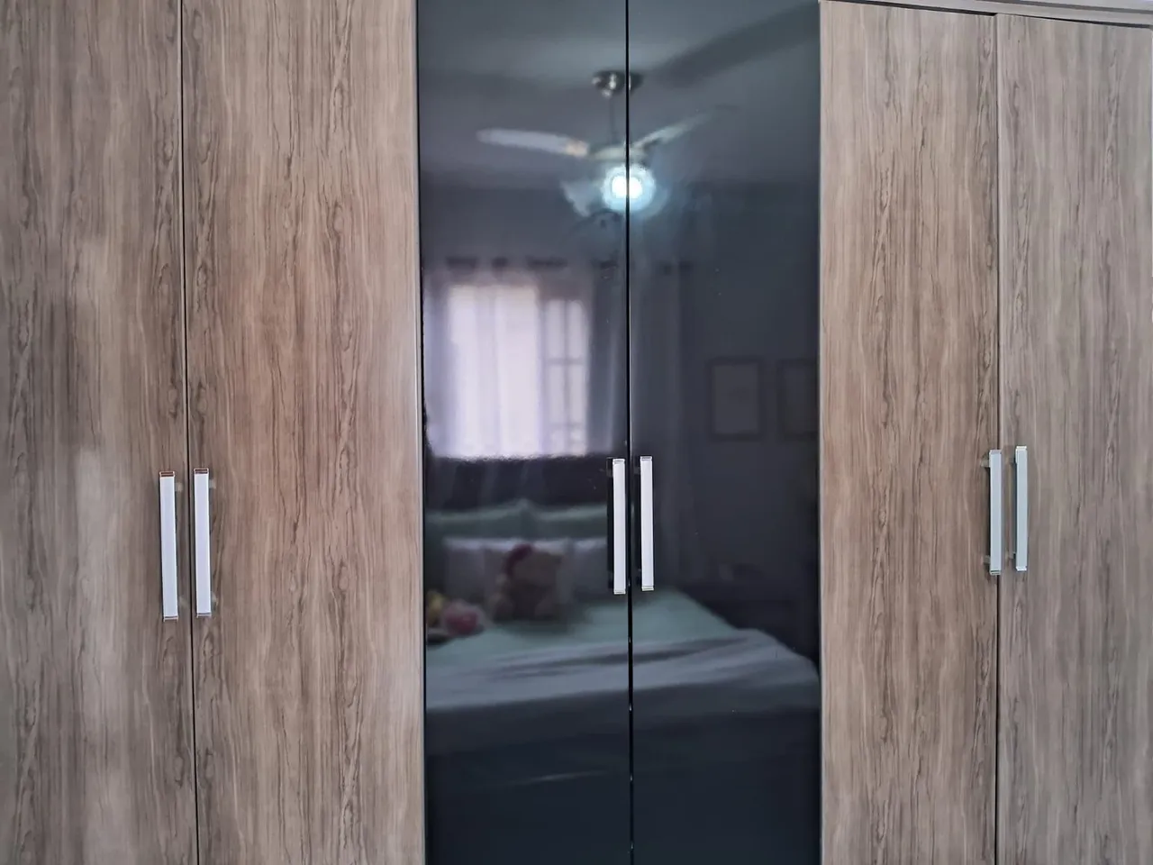 Guarda-Roupa com Espelho e Design Moderno