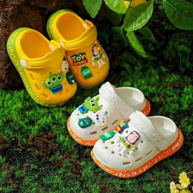 Sapatos de Buraco para Crianças Buzz Lightyear Cartoon Slippers de Verão Menina Bebê em Ca - Foto 2