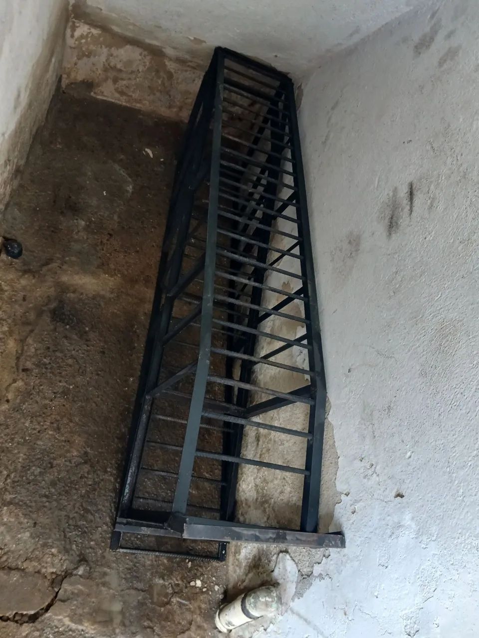Escada de metal para área externa